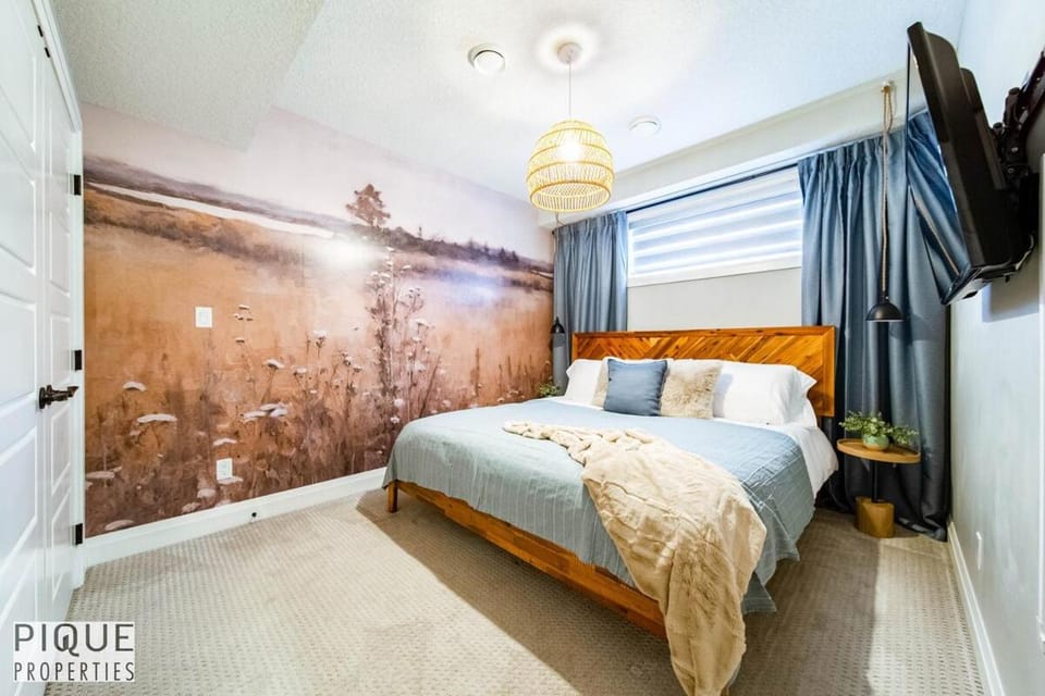 Chic Retreat with Hot Tub - King Bed - Fireplace - WEM Apartment in Edmonton