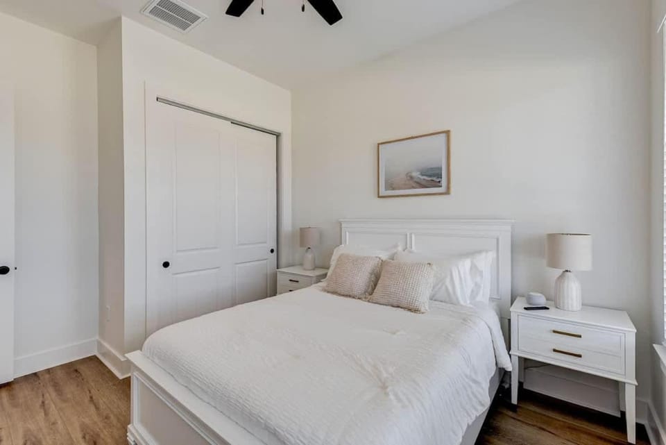 Beautiful Villa Walk to Beach House in Galveston Island