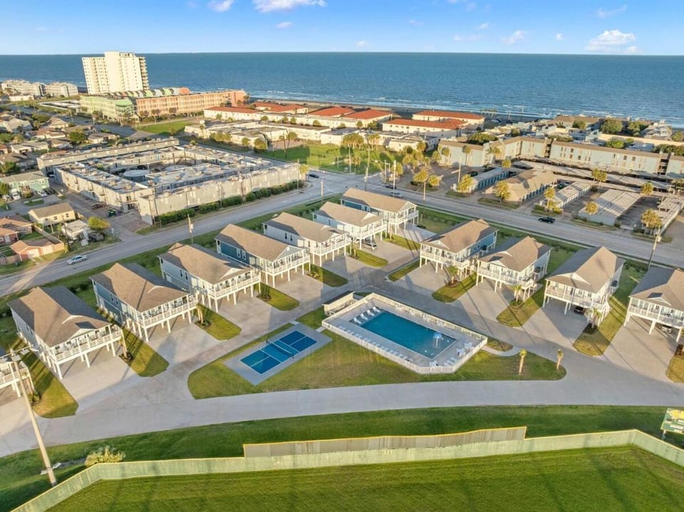 Beautiful Villa Walk to Beach House in Galveston Island