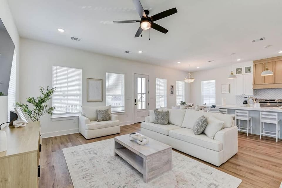 Beautiful Villa Walk to Beach House in Galveston Island