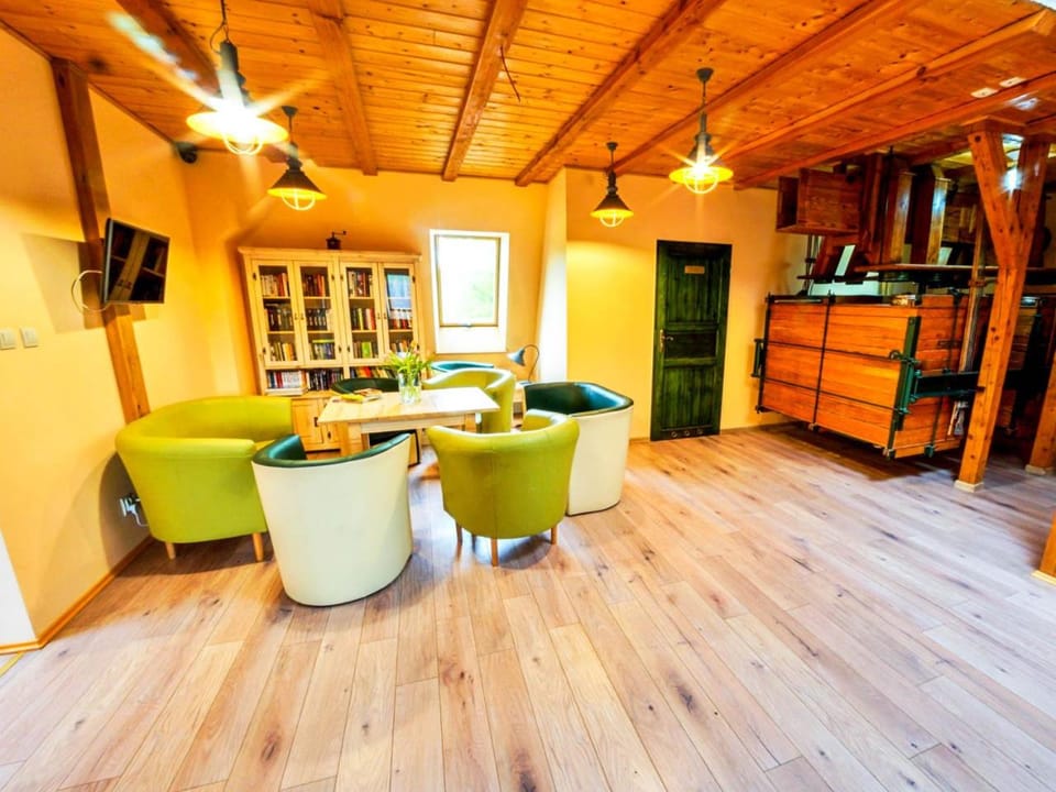 Communal lounge/ TV room, Library, TV and multimedia, Living room, Lobby or reception, Seating area, Area and facilities, locker