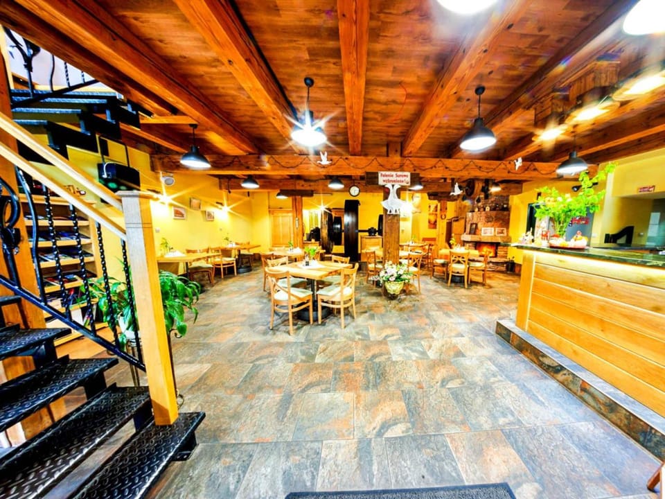 Restaurant/places to eat, Living room, Lobby or reception, Seating area, On site, Food, Breakfast, Continental breakfast, Buffet breakfast, Dinner