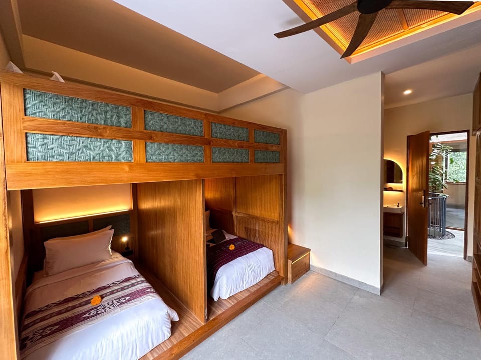 Bed, Photo of the whole room, bunk bed
