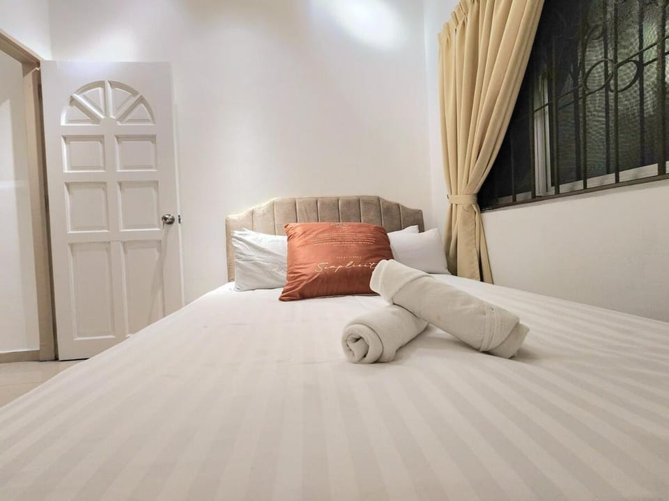 NEW! Petaling Jaya SS2 Landed Home for up to 16 Pax with 5bedroom 4Bath House in Petaling Jaya