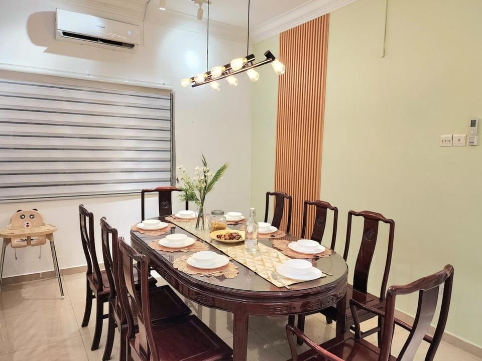 NEW! Petaling Jaya SS2 Landed Home for up to 16 Pax with 5bedroom 4Bath House in Petaling Jaya