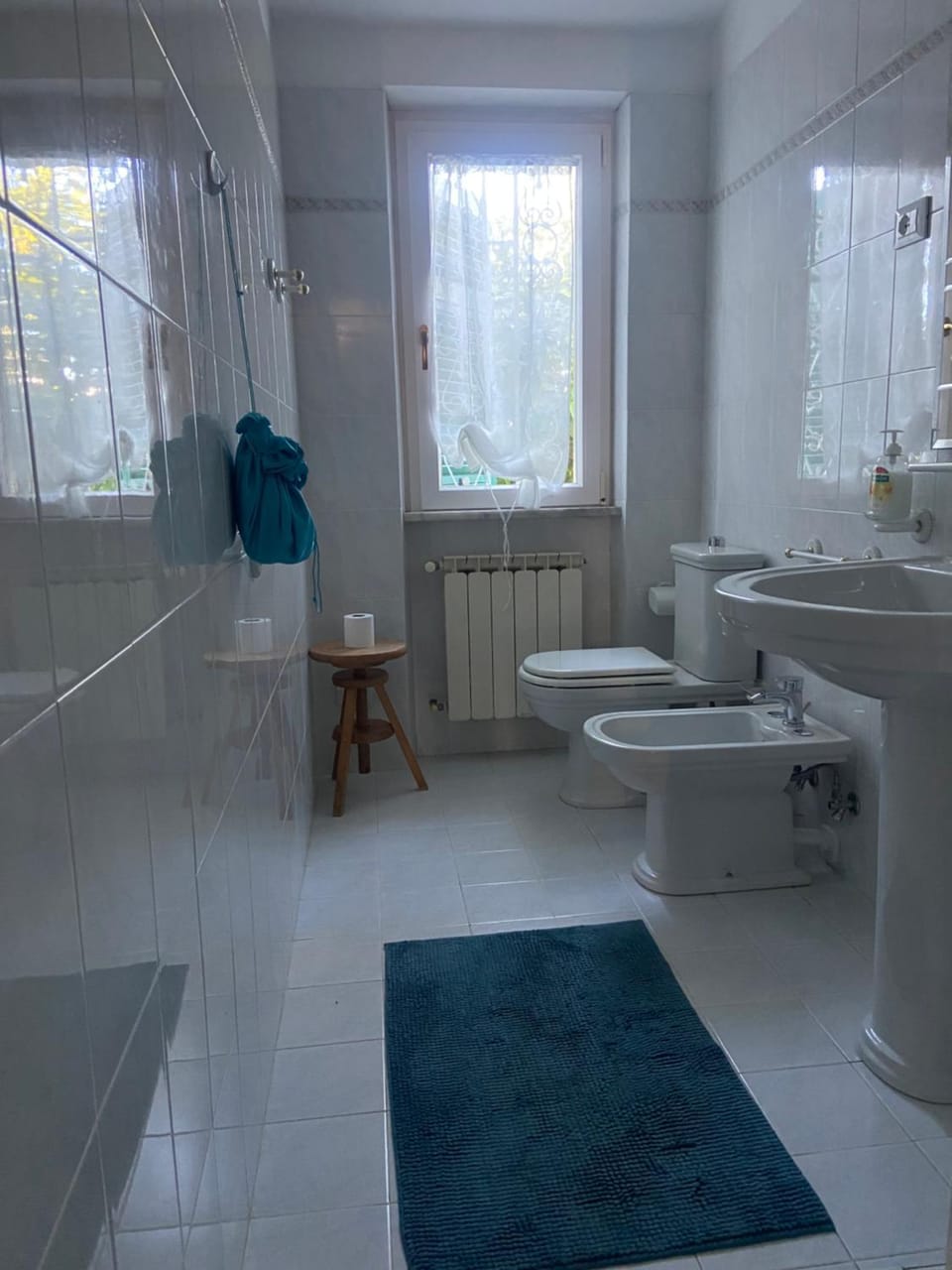 Shower, Toilet, Bathroom, bidet, towels