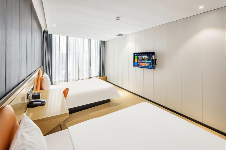 Bed, TV and multimedia, Bedroom