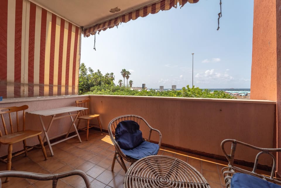 Patio, Day, Natural landscape, Balcony/Terrace, Living room, Seating area, Dining area