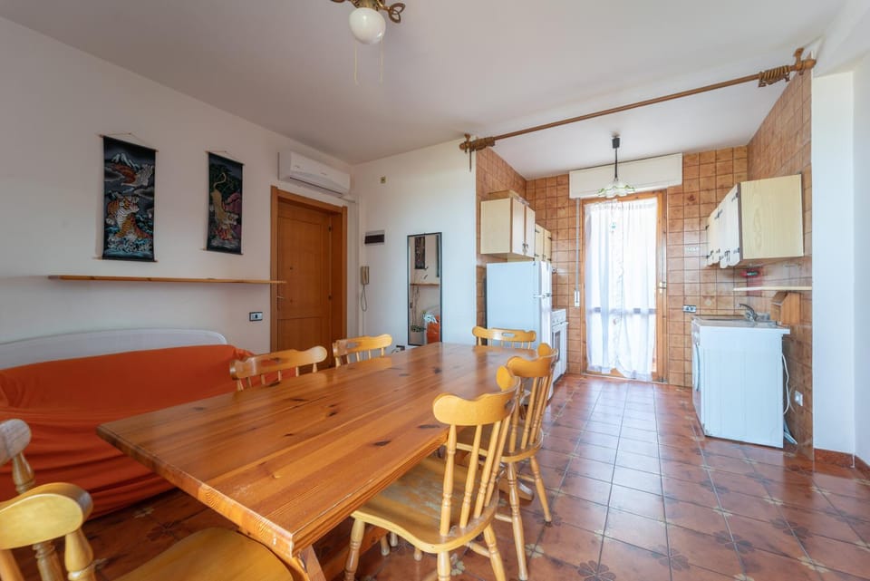Kitchen or kitchenette, Dining area, stove