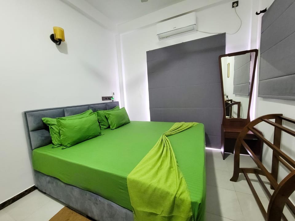 Bed, TV and multimedia, Living room, Photo of the whole room, Seating area, Bedroom, air conditioner