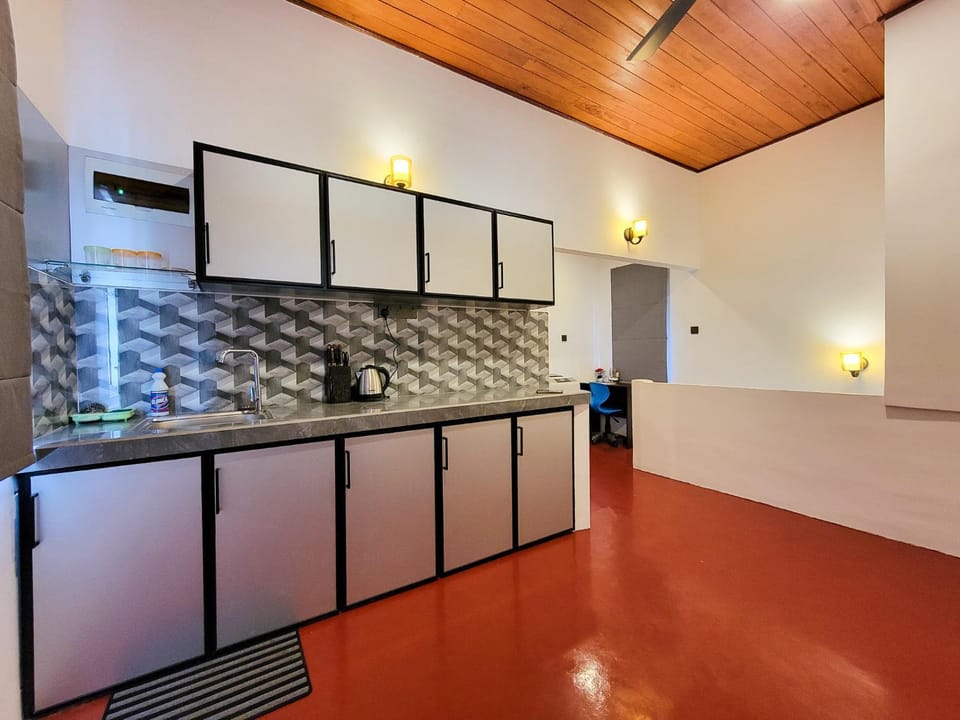 Kitchen or kitchenette, minibar, stove