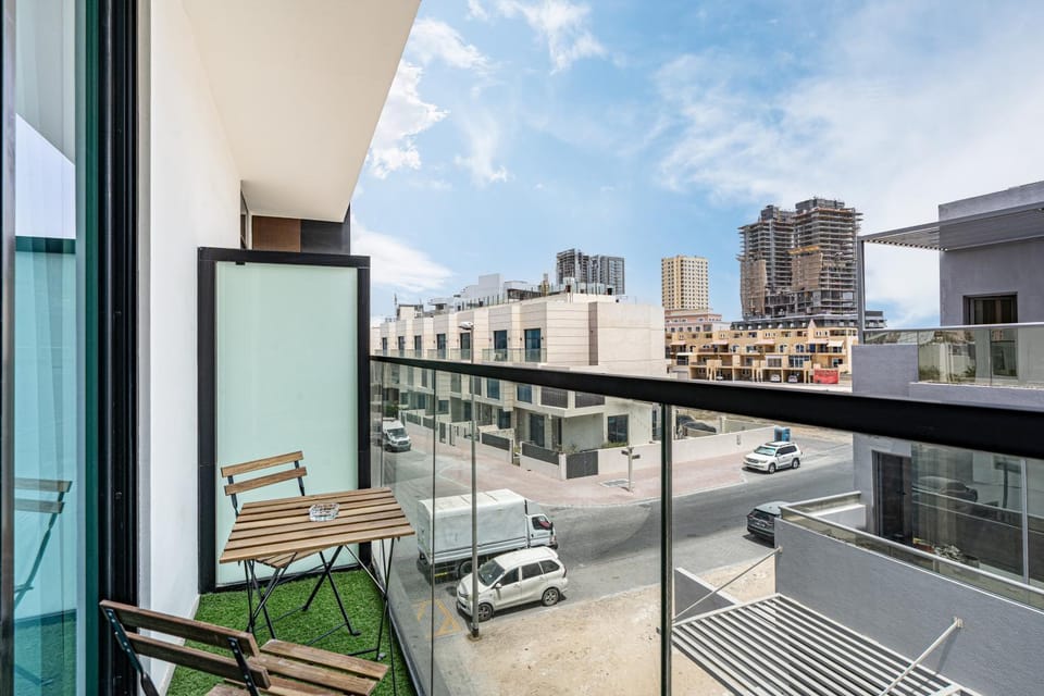 Property building, Day, Neighbourhood, View (from property/room), Balcony/Terrace, Street view, Location, Parking