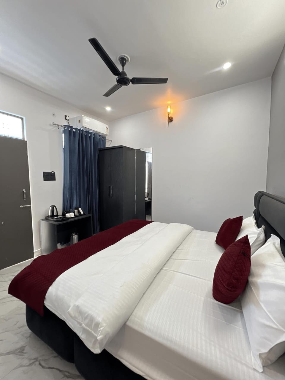 Bed, Photo of the whole room, wardrobe, air conditioner