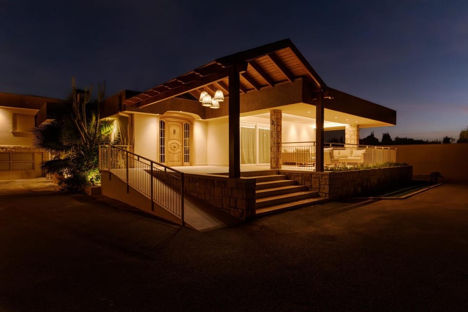 Property building, Facade/entrance, Off site