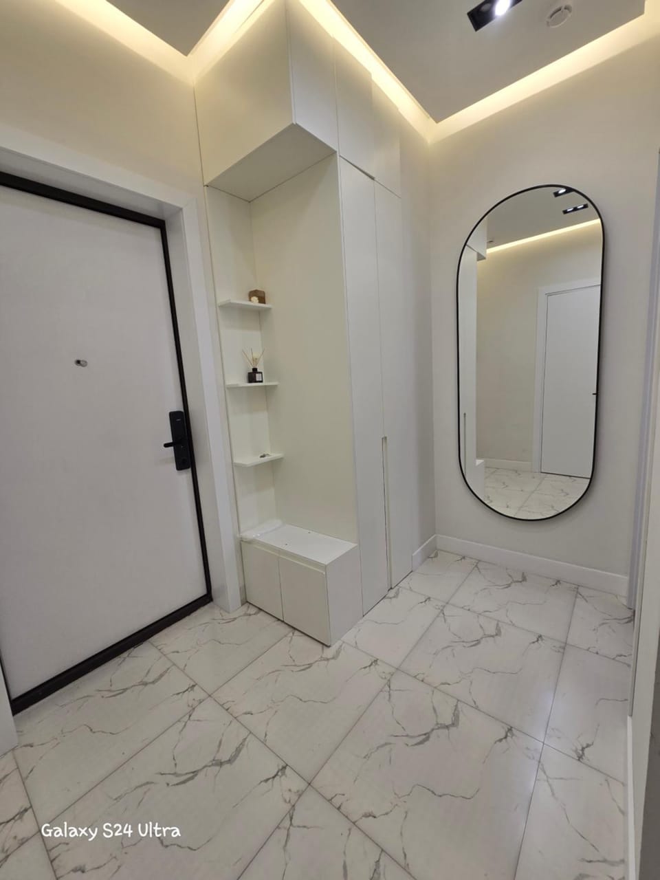 Facade/entrance, wardrobe
