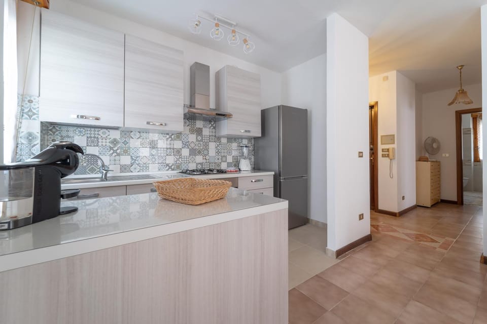 Coffee/tea facilities, Kitchen or kitchenette, oven, stove