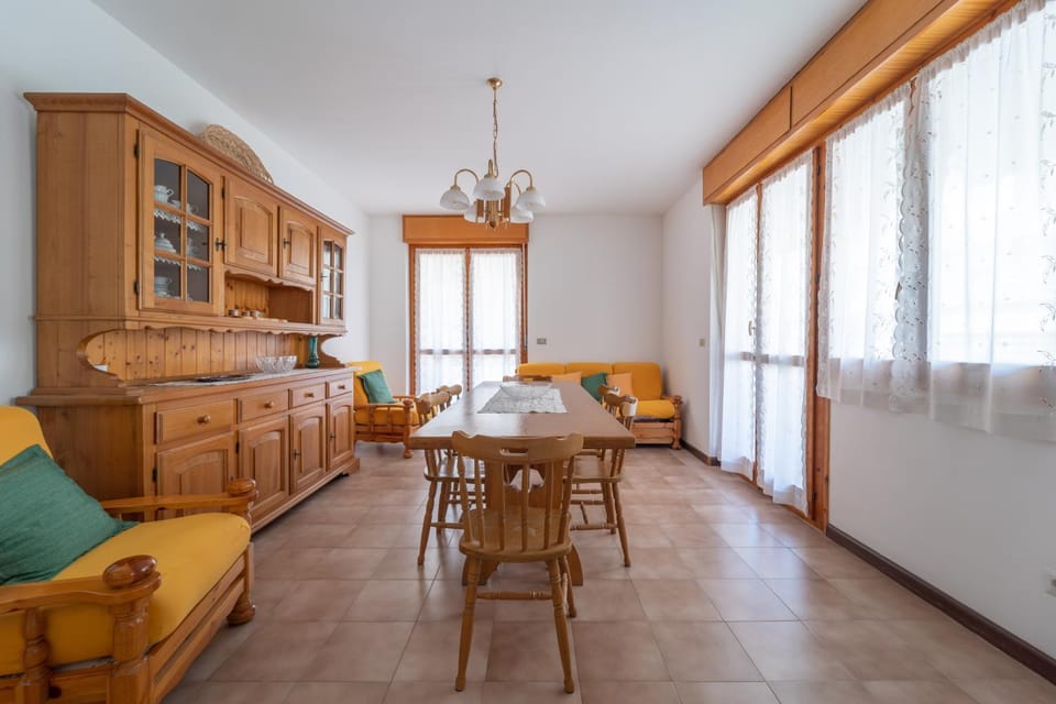 Kitchen or kitchenette, Living room, Seating area, Dining area, wardrobe