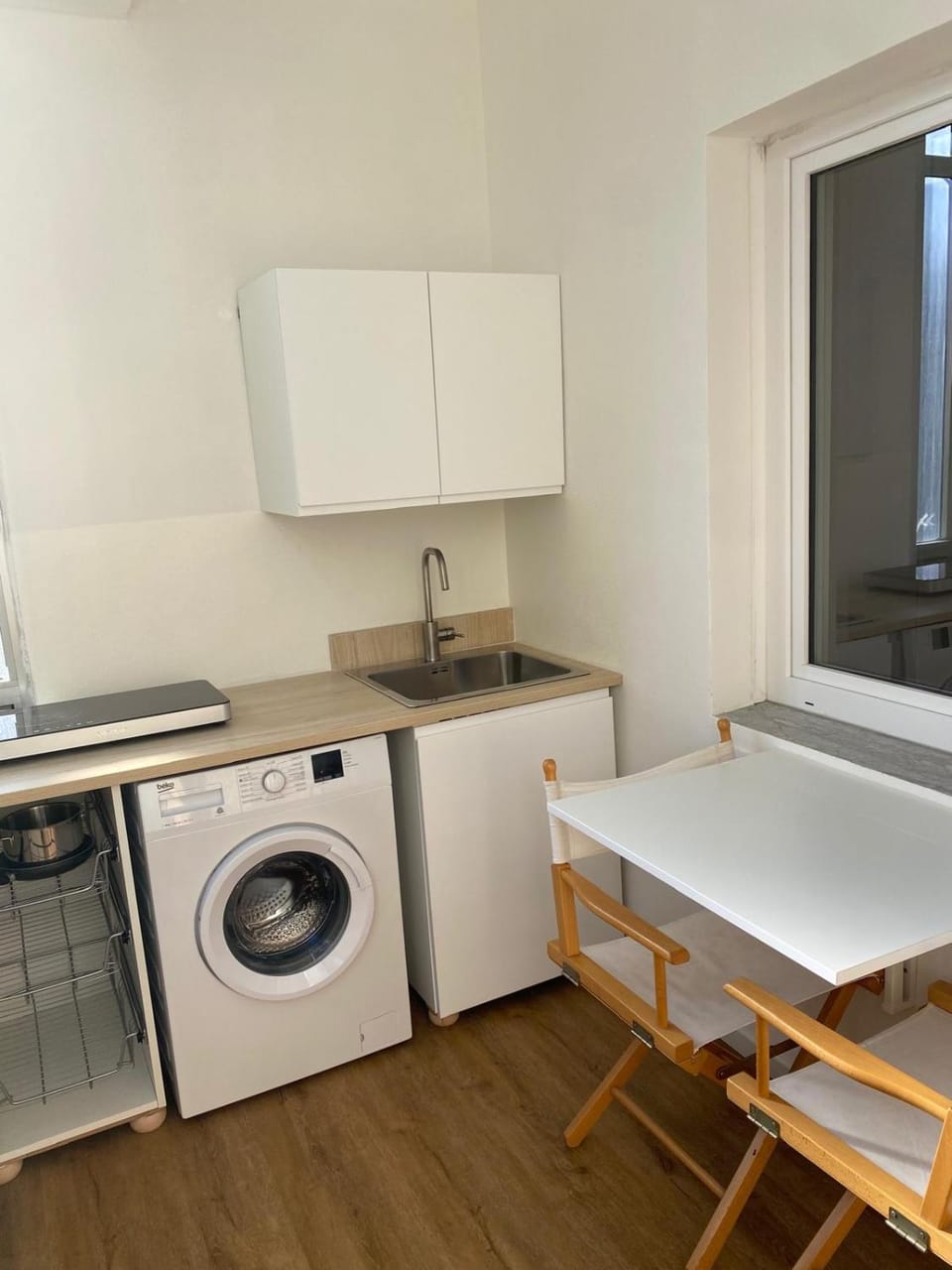 Kitchen or kitchenette, Dining area, washing machine