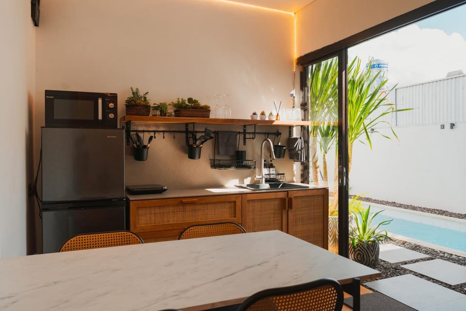 Kitchen or kitchenette, Dining area