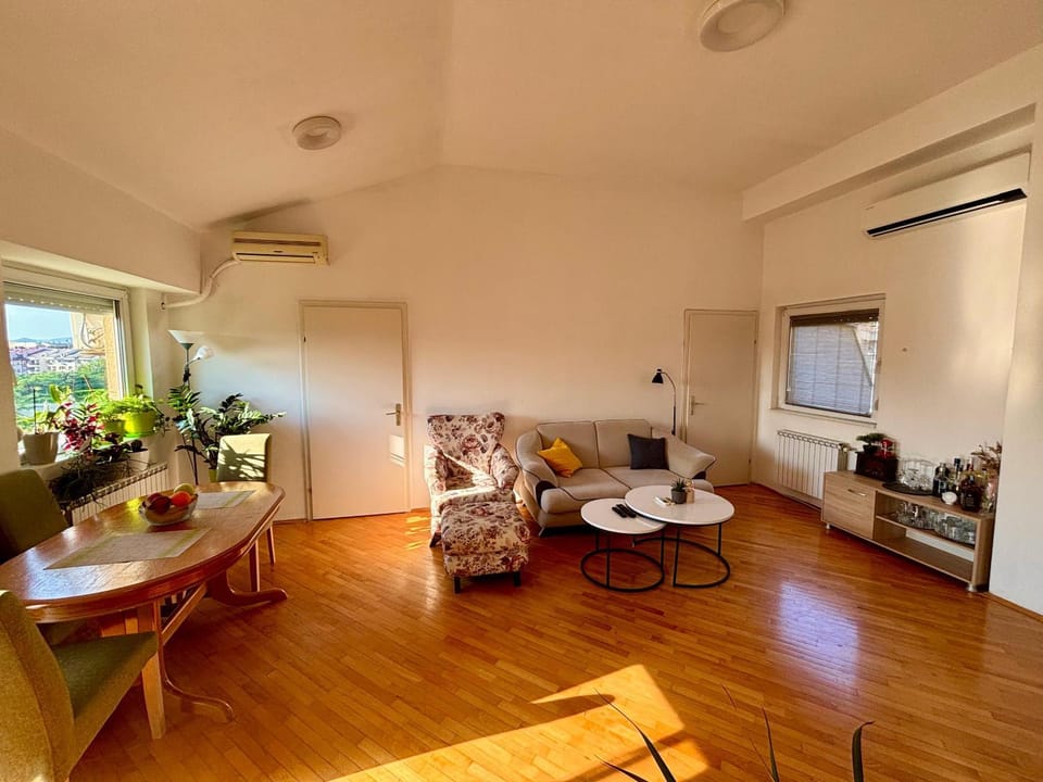 TV and multimedia, Living room, Seating area, Dining area, air conditioner