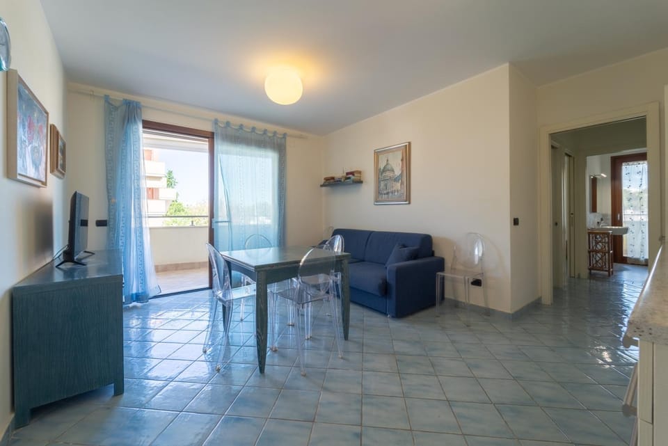 TV and multimedia, Kitchen or kitchenette, Living room, Seating area, Dining area