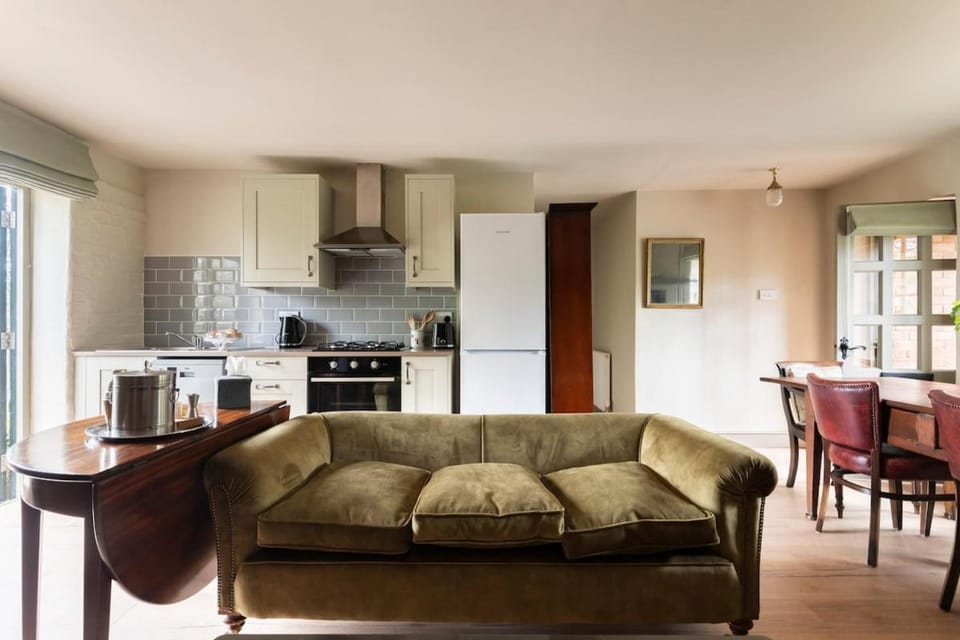 Kitchen or kitchenette, Living room, Seating area, Dining area, pet friendly