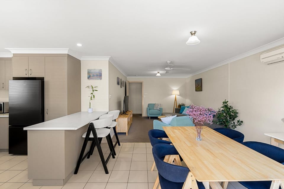 Living room, Seating area, Dining area, air conditioner