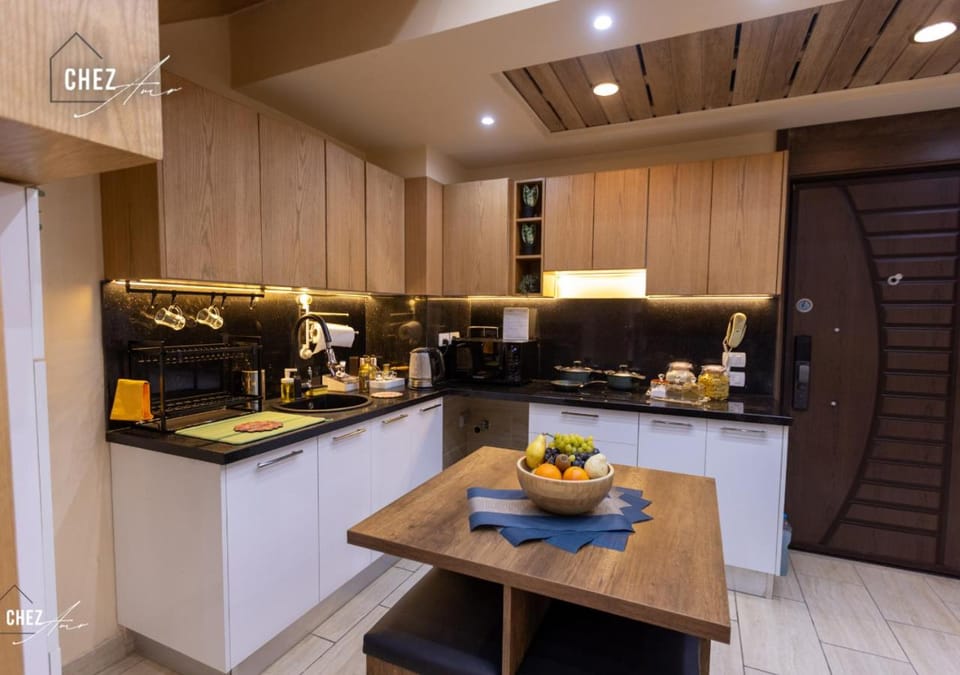 Kitchen or kitchenette, Dining area