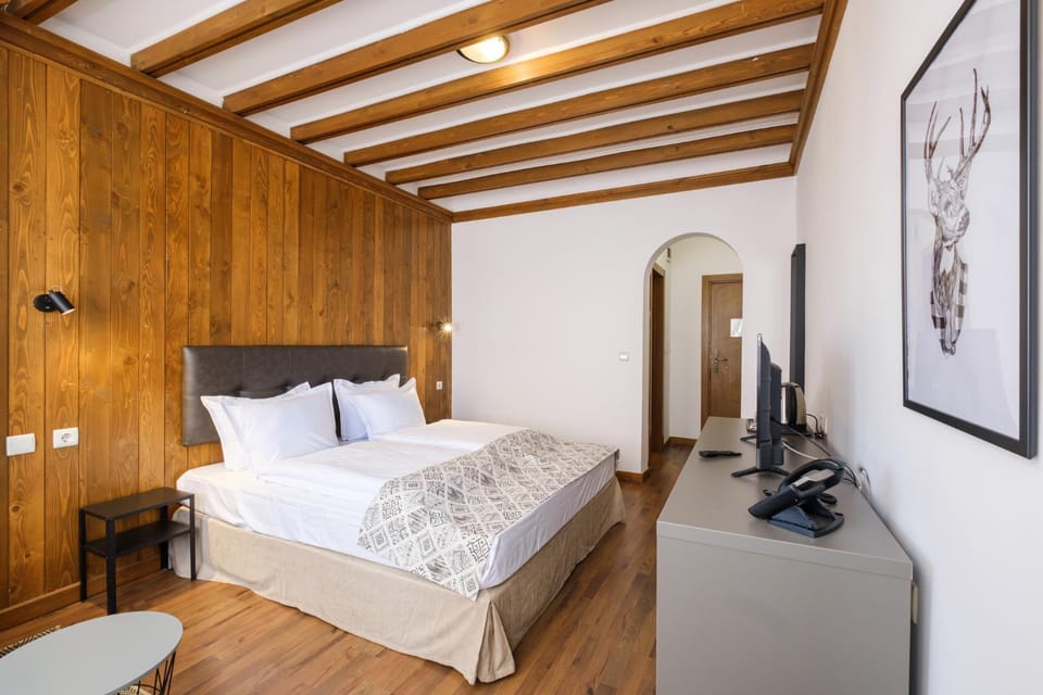 Bed, TV and multimedia, Photo of the whole room, Bedroom, wardrobe