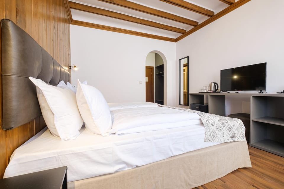 Bed, TV and multimedia, Photo of the whole room, Bedroom, hair dresser, wardrobe