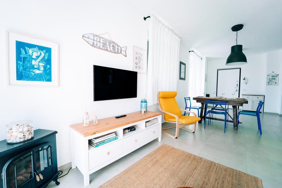 TV and multimedia, Living room, Seating area, Dining area