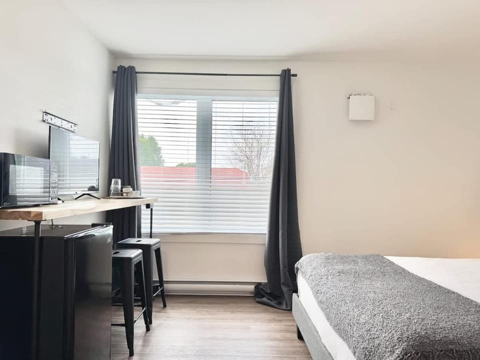 Lévis Center - New Studio #2 - AC Apartment in Quebec City