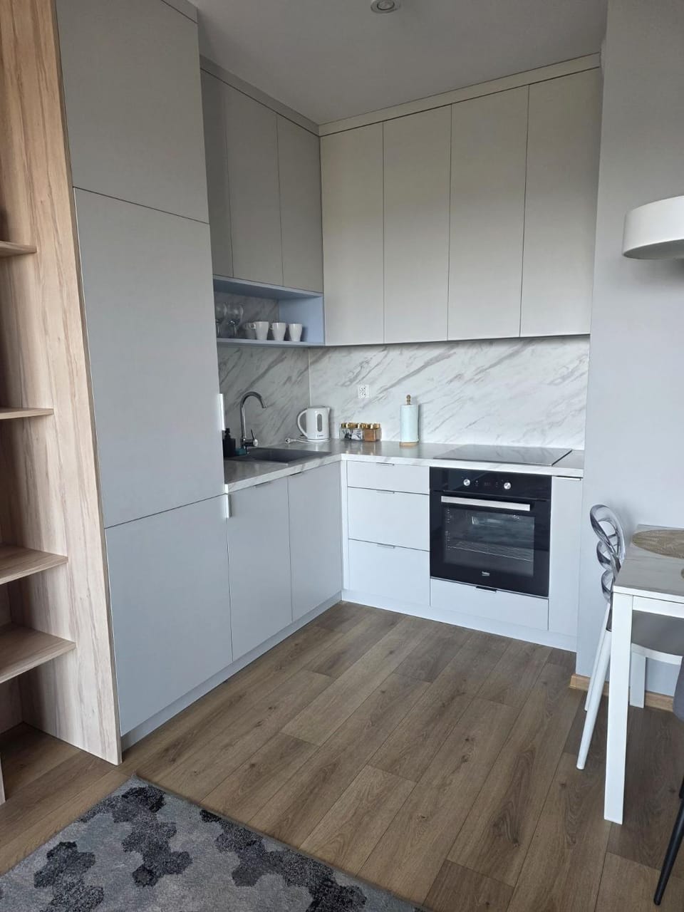 Kitchen or kitchenette, dishwasher, stove
