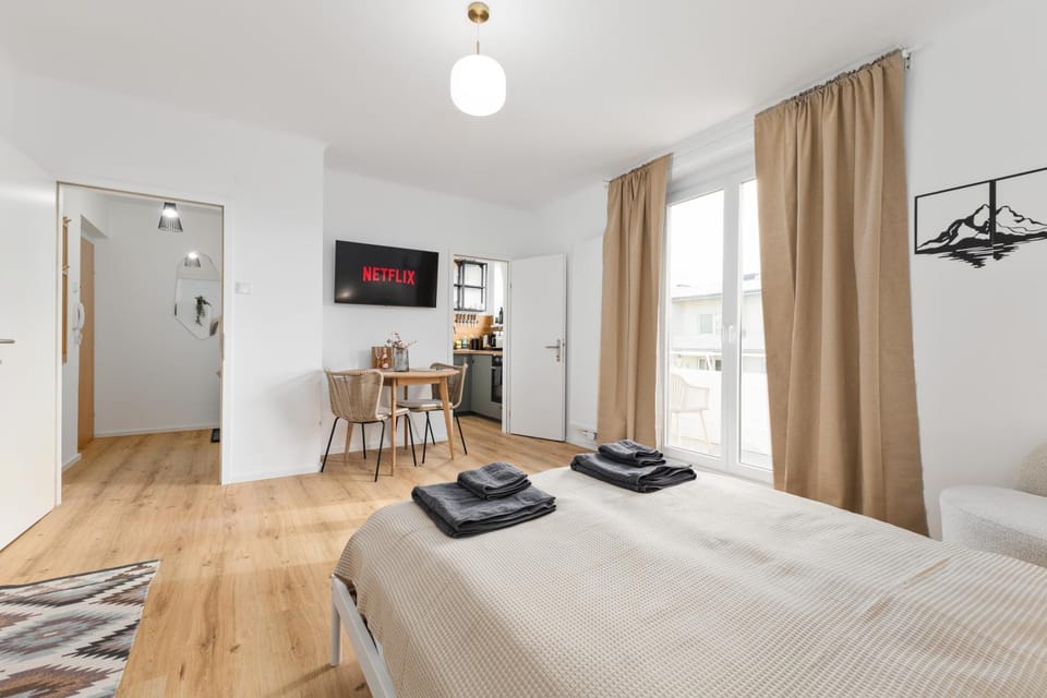 Bed, TV and multimedia, Photo of the whole room, Bedroom, towels