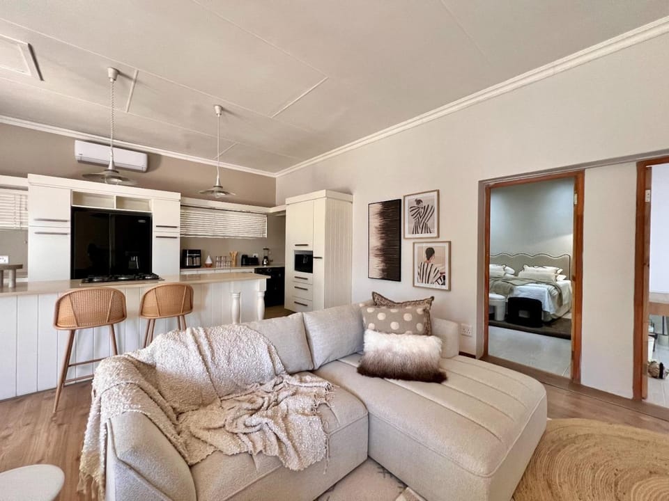 Kitchen or kitchenette, Living room, Seating area