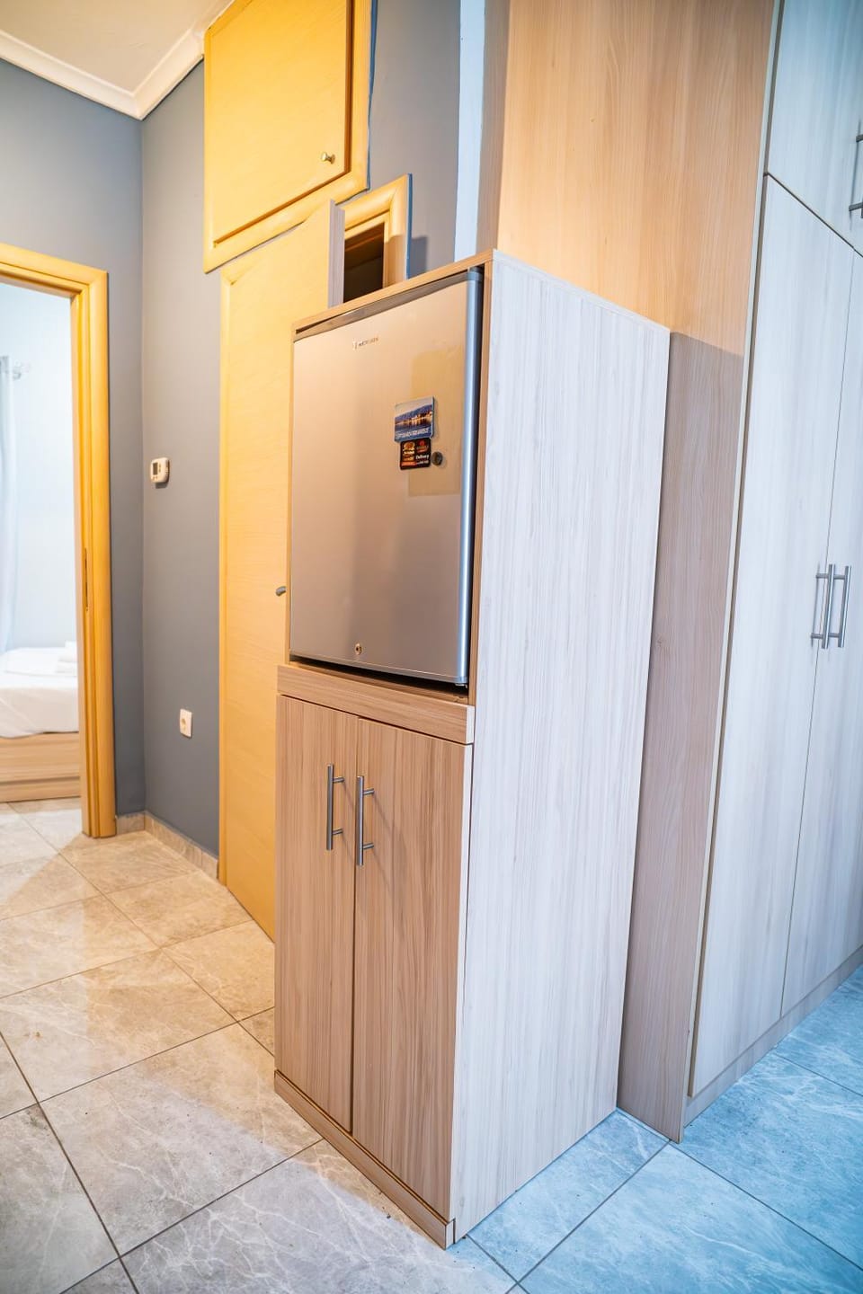 Photo of the whole room, Decorative detail, wardrobe