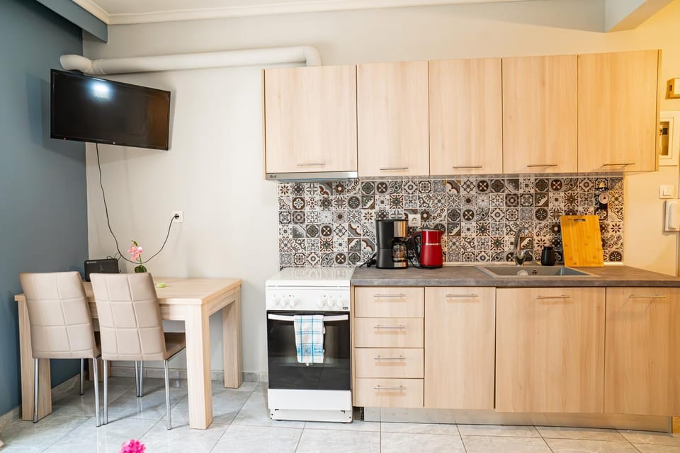 TV and multimedia, Coffee/tea facilities, Kitchen or kitchenette, Photo of the whole room, Decorative detail, oven, stove, kitchen