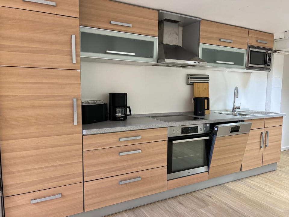 Coffee/tea facilities, Kitchen or kitchenette, dishwasher, oven, stove, toaster