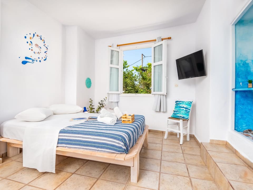 Bed, Photo of the whole room, towels