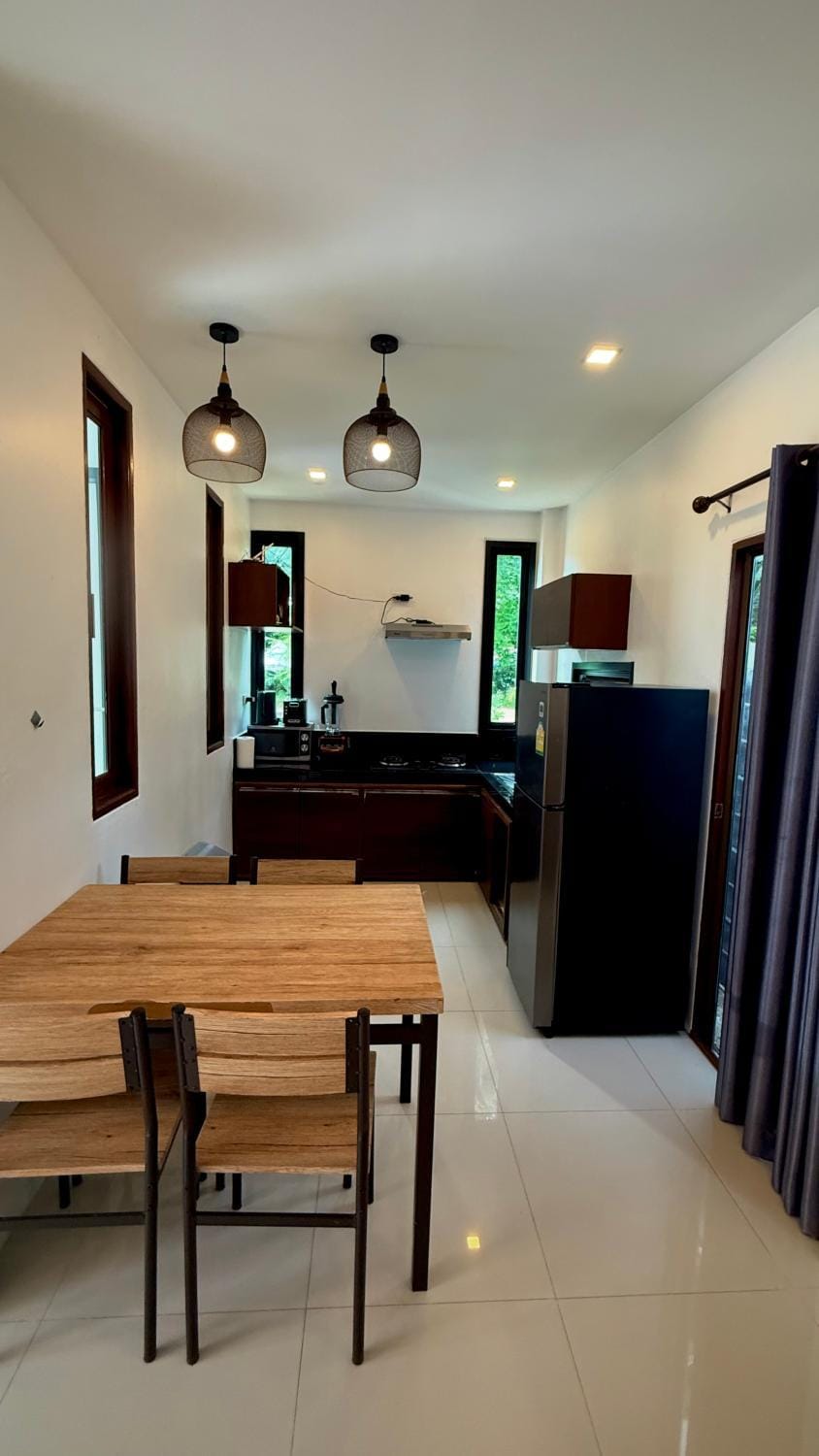 Kitchen or kitchenette, Dining area