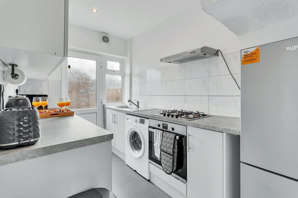 Coffee/tea facilities, Kitchen or kitchenette, stove, toaster, washing machine