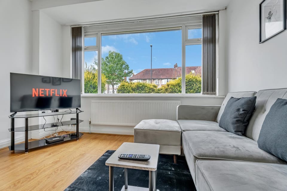 TV and multimedia, Living room, Seating area, Evening entertainment