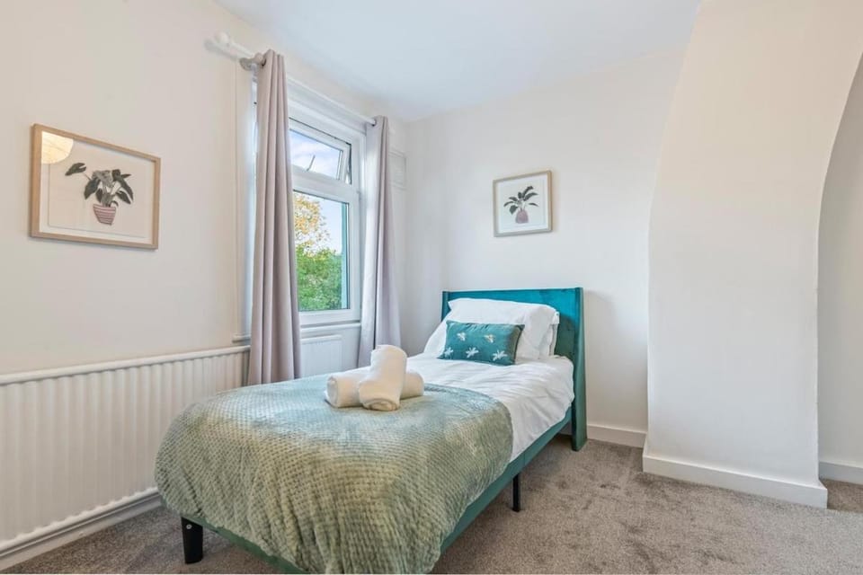 Central-Modern- Spacious with garden and free parking for long stays House in Oxford