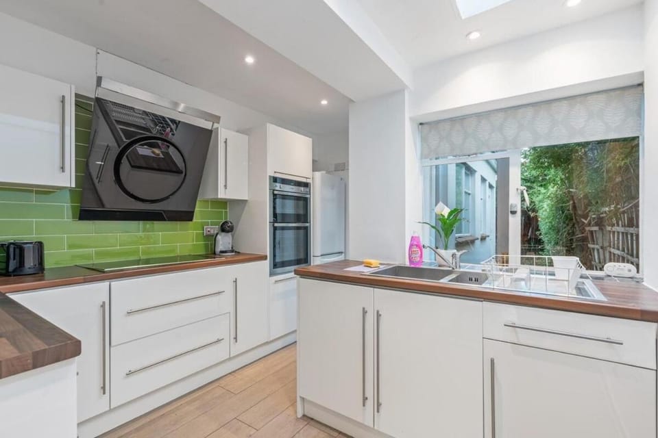 Central-Modern- Spacious with garden and free parking for long stays House in Oxford