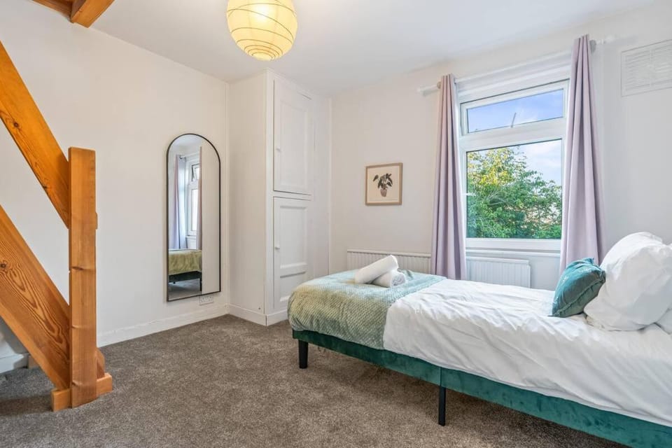 Central-Modern- Spacious with garden and free parking for long stays House in Oxford