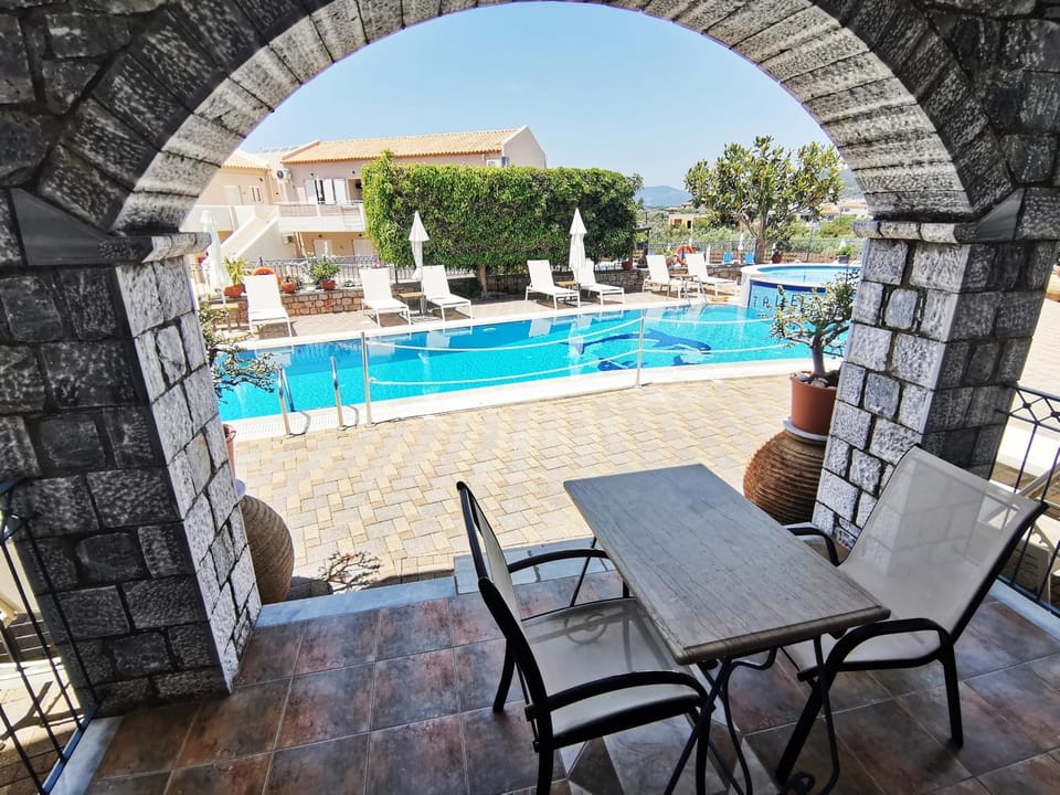View (from property/room), Balcony/Terrace, Dining area, Pool view, Swimming pool, sunbed
