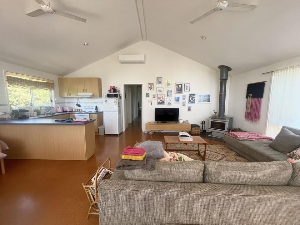 Communal lounge/ TV room, Kitchen or kitchenette, Living room, Seating area, fireplace