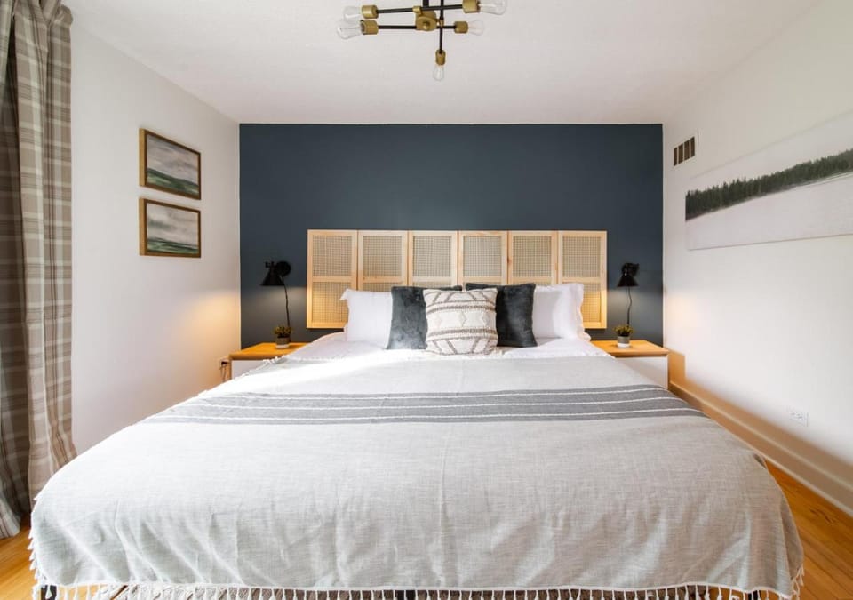 Nordic Spa Escape - Hot Tub - Fire Table - BBQ - Barrel Sauna Apartment in Edmonton