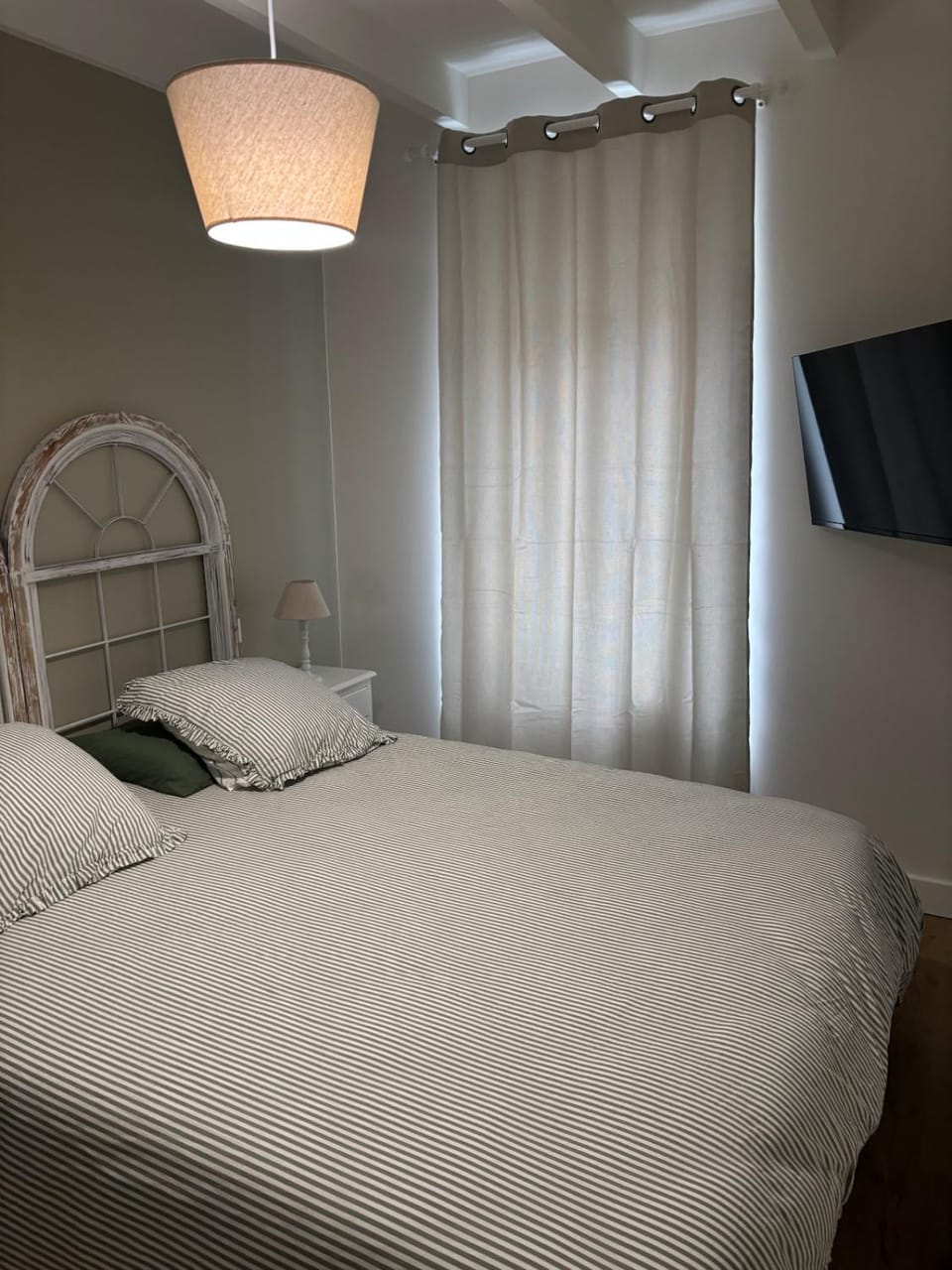 Bed, TV and multimedia, Photo of the whole room, Bedroom