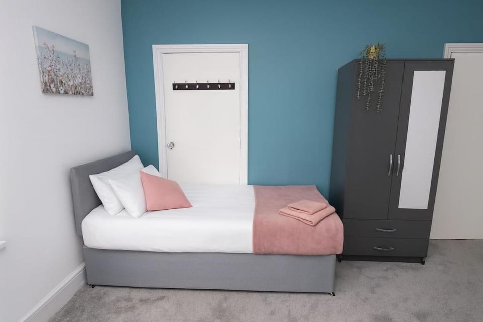 4BR House Sleeps 13 Private Drive With Parking Near NEC & Airport House in Birmingham